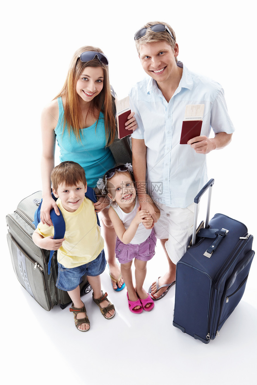 有白色背景的护照和手提箱的家庭图片