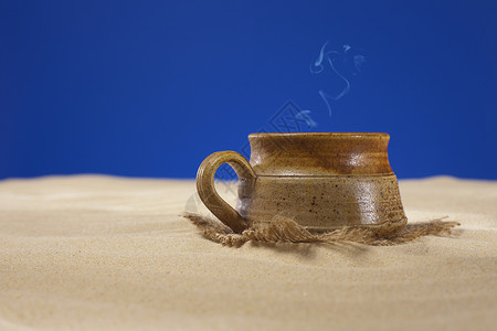 蓝底沙滩砂上含茶或图片