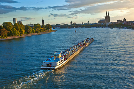德国科隆莱茵河上的货船图片