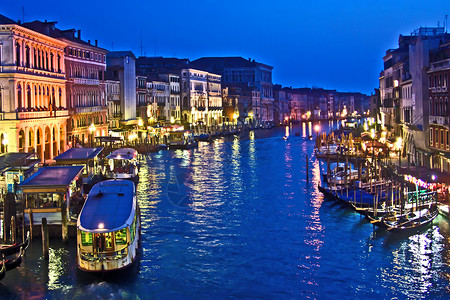 夜里在威尼斯的Canale图片