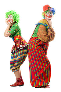 两个笑着的小丑背对图片