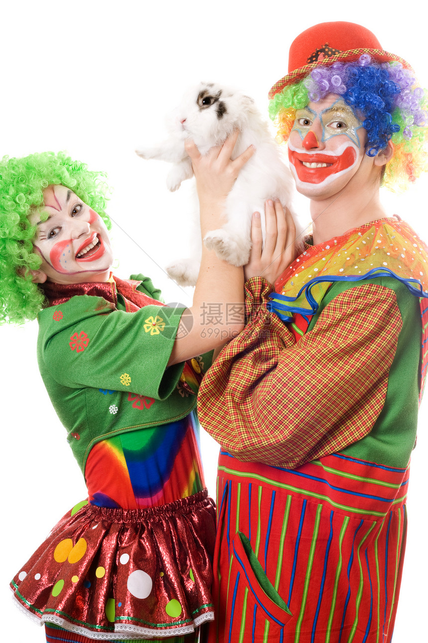 两个玩耍的小丑和一只白兔图片