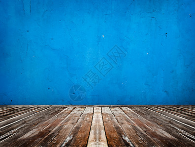 有木地板的蓝色空房间图片