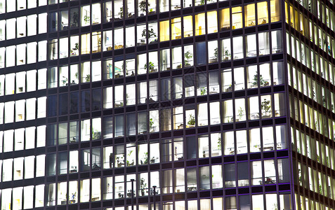 夜间办公大楼立面窗户照明图片