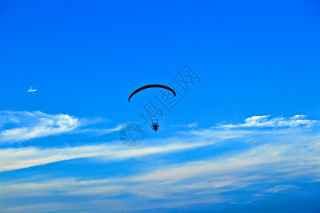 蓝天上的滑翔伞图片
