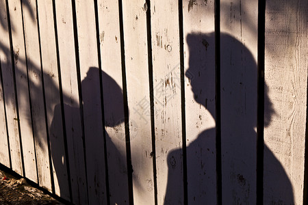 一个男孩的影子和母图片