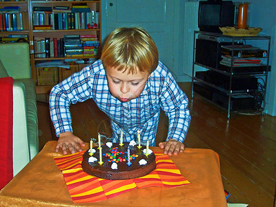 男孩吹出他的生日蜡烛图片