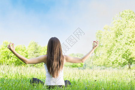 女人在户外练习瑜伽姿势图片