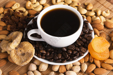 咖啡加坚果无花果和杏干静物图片