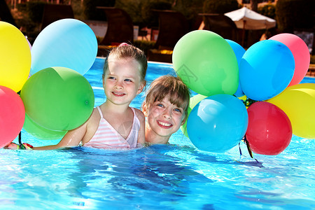 孩子们在游泳池里玩气球背景图片