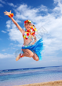 小女孩在夏威夷海滩玩耍图片
