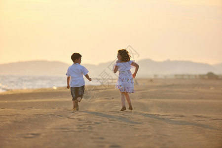 快乐的年轻家庭在沙滩上玩得开心图片