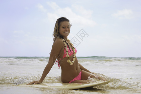 穿粉红色比基尼的少女在哈瓦伊海滩上带背景图片