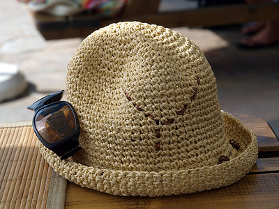 帽子和太阳眼镜高清图片