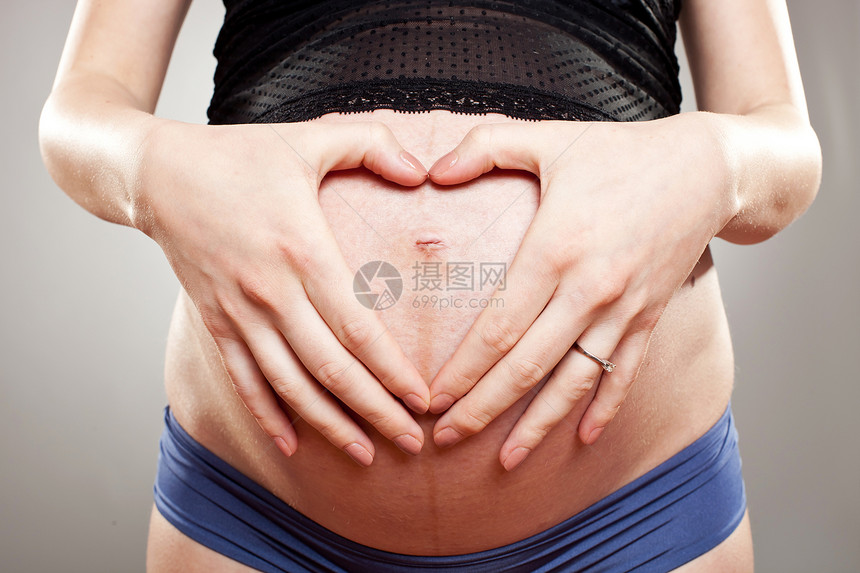 孕妇用手在肚子上做心脏的手图片