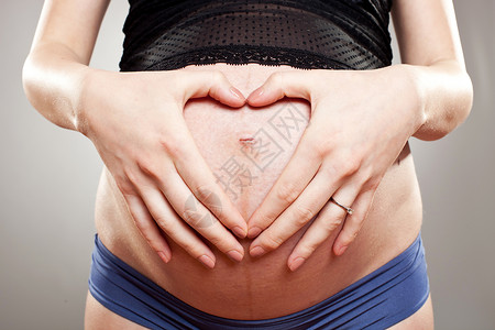 孕妇用手在肚子上做心脏的手图片