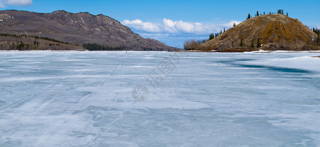 4月在加拿大育空地区拉贝格湖大冰层表面图片