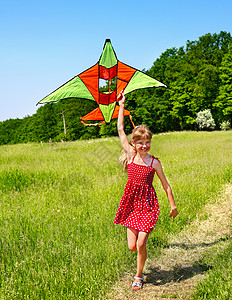孩子在户外放风筝小女孩跑过绿草图片