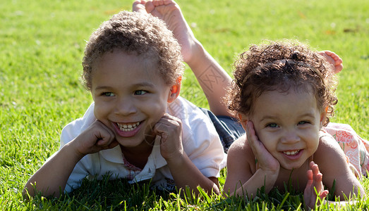 两个快乐的小孩在公园躺图片