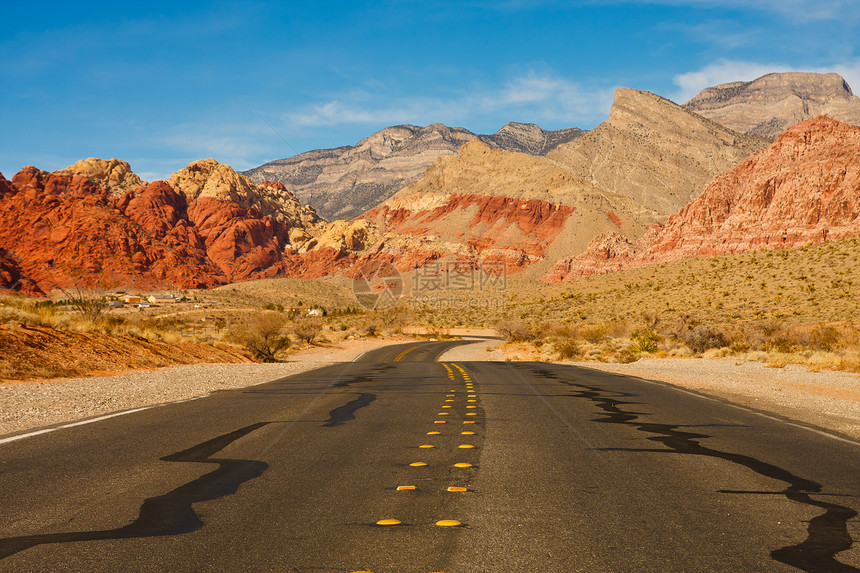 一条穿过沙漠的高速公路弯图片