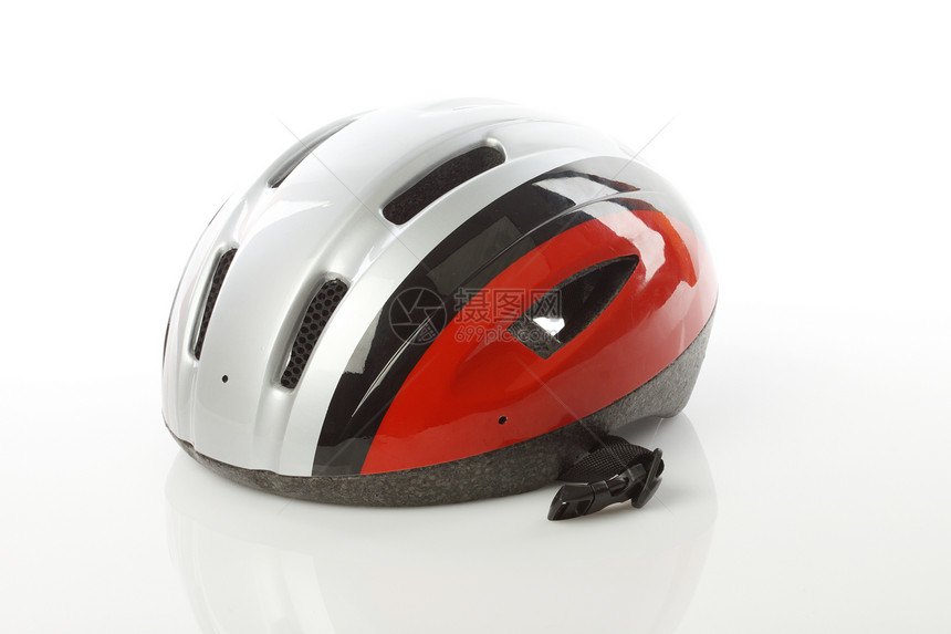 白色背景上自行车头盔的特写图片