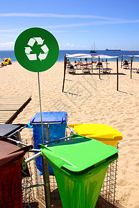 使用垃圾分离回收袋的清洁海滩概念照片有垃圾图片