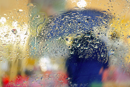用雨伞从湿挡风玻璃上看到一个图片