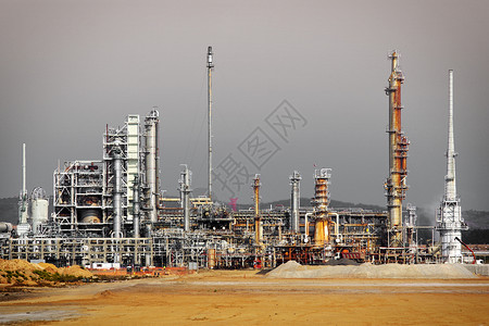夏日重阳下的炼油厂图片