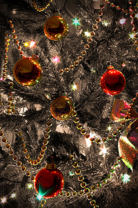 圣诞树的背景红色和金色的球和闪亮的灯光图片