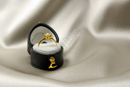 金色订婚戒指在一个心脏图片