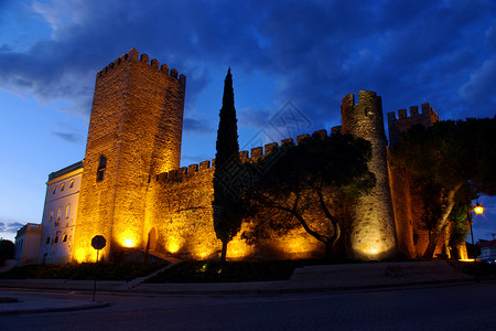 黄昏照明的中世纪城堡图片