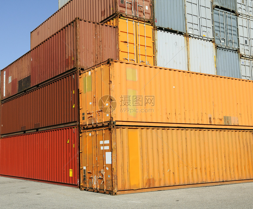 在清蓝天空下堆在港口货运码头的货集图片