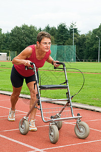 残疾运动员与她的助行器在起跑线上漫画图片来说明残疾能力变图片