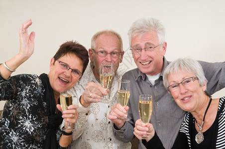 两对年长的夫妇举杯庆祝快乐图片