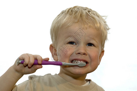 三岁刷牙图片