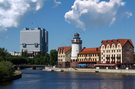 夏天河岸上的现代建筑和灯塔图片