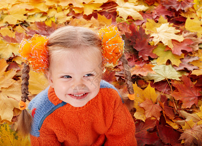 秋天橙色叶子的女孩子户外的图片