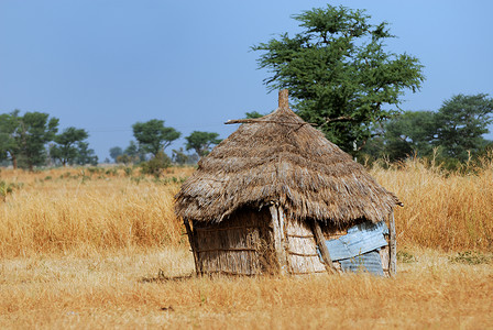 非洲荒漠村的Cob小屋上面盖着图片