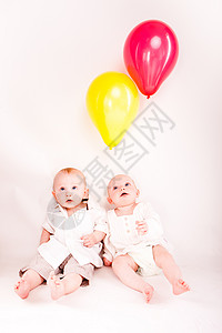 两个在木地板上哭泣的双胞胎宝贝图片