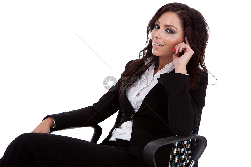 坐在椅子上思考和看着相机的女商人图片