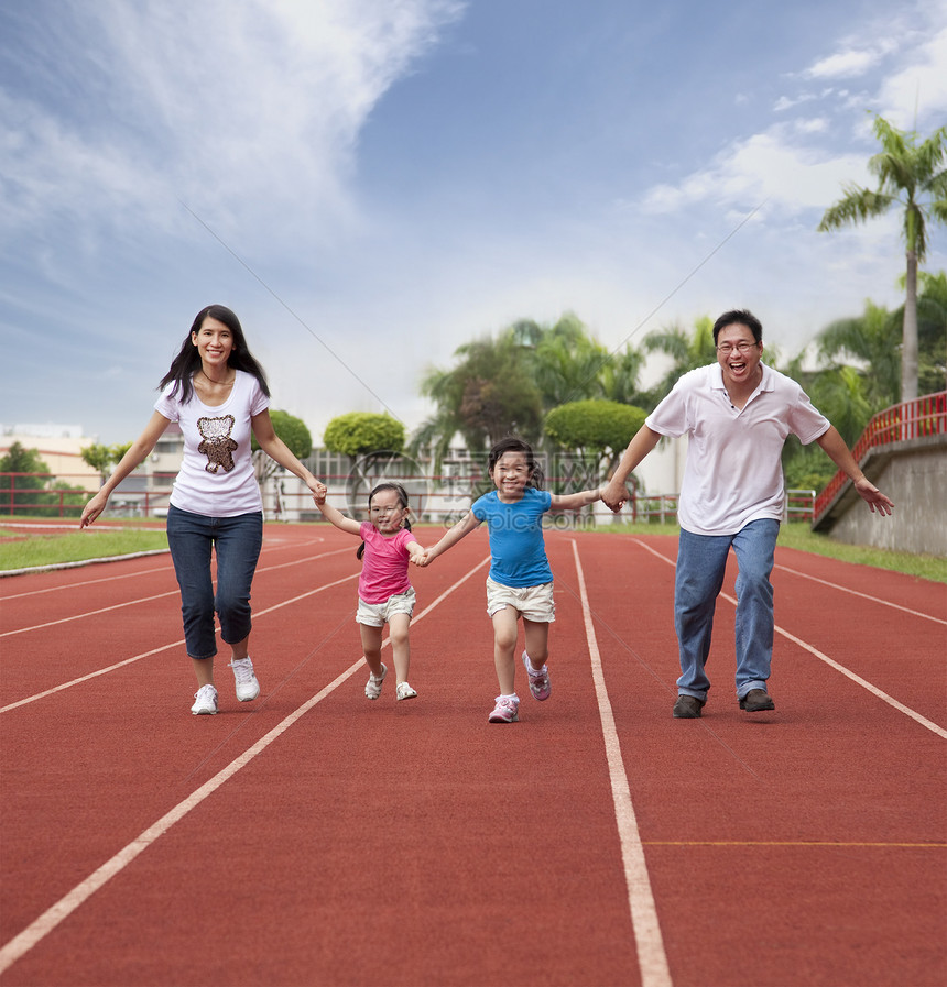 快乐的亚洲家庭一起在体育赛场图片