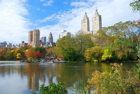 秋天纽约市中央公园与曼哈顿摩天大楼和多彩的树木图片