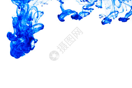 蓝色墨水分离溶解在水中背景图片