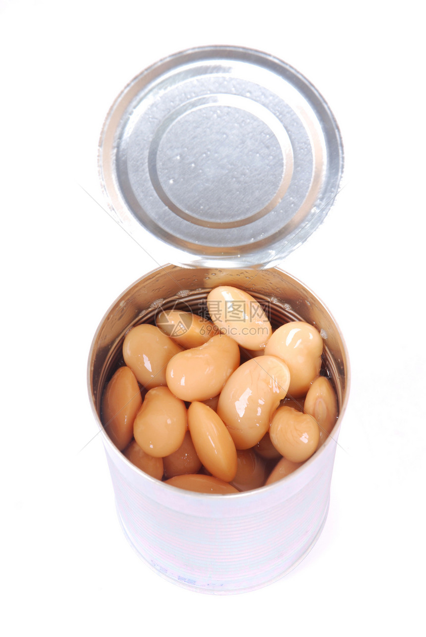 在打开的银罐中的盐水中开胃生黄油豆的顶部视图在白色工作室背景图片