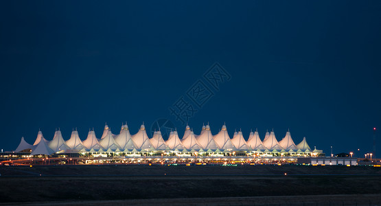 丹佛国际机场在夜幕下与图片