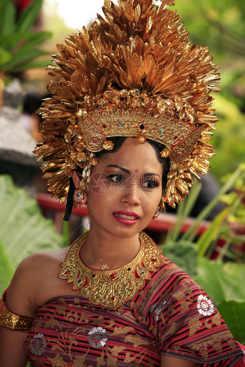 具有吸引力的巴厘岛传统西装新娘印图片