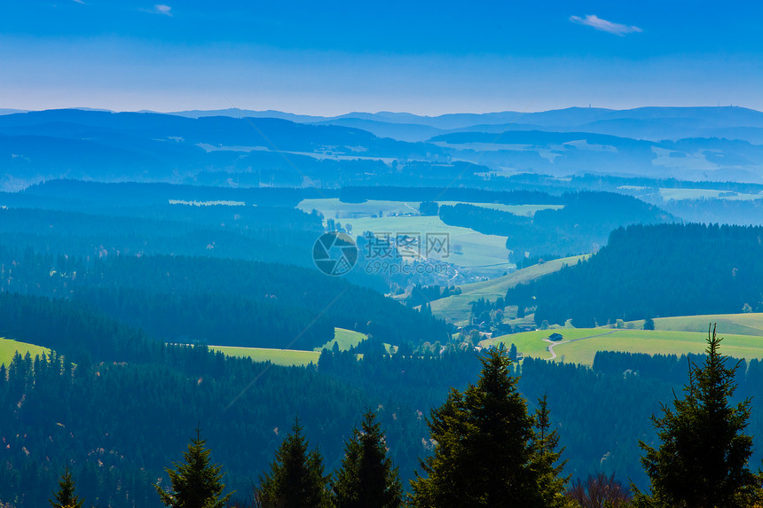 德国农村黑森林的农田和森林山丘图片