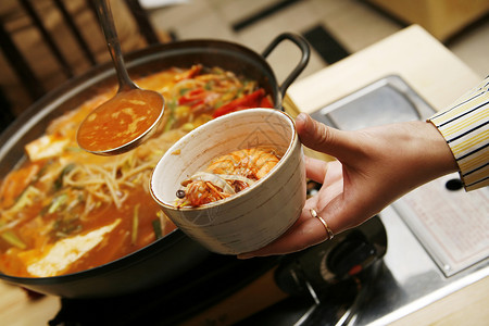美味而健康的亚洲厨房丰盛和有营养的韩国汤图片