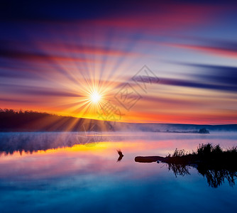 湖中美丽的夏季日落人图片
