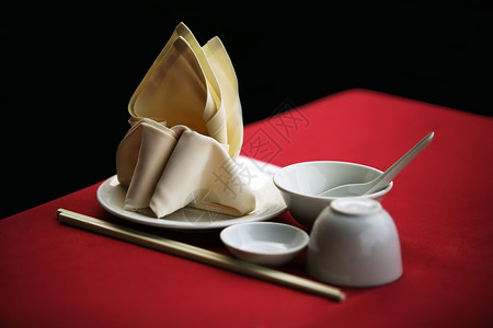 红色桌上的白色器物和筷子图片